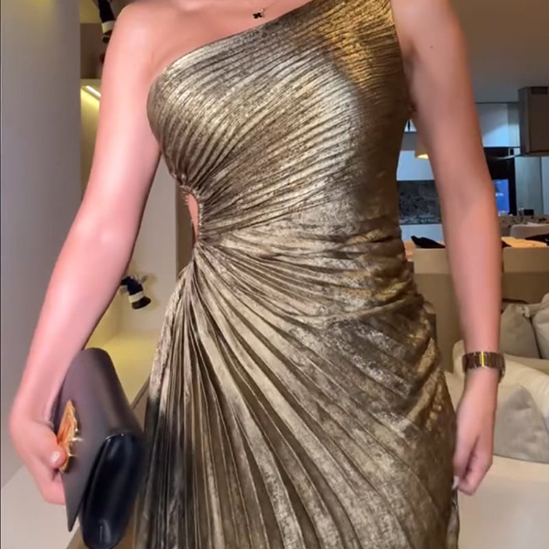 Sexy radiating pleated slanted shoulder dress